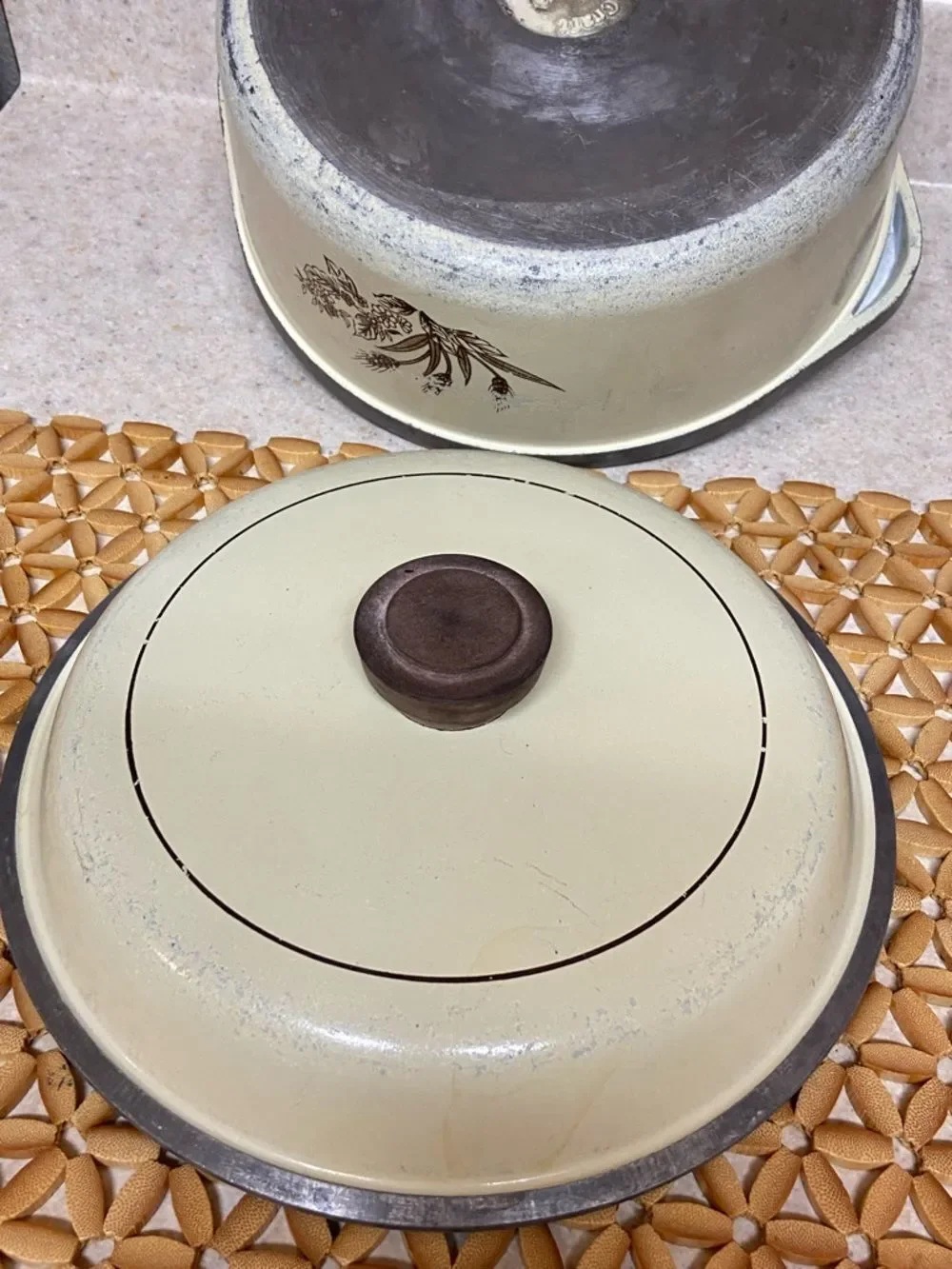 VTG,Range Craft 410.5000 4.5 QT Cream Enamel Casserole Floral Wheat Design -